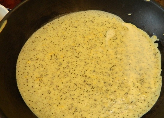 1. Этап. Лимонно-маковые блины: 9. Затем разогреваем сковороду с совсем небольшим количеством растительного масла и жарим блины с двух сторон по несколько минут.