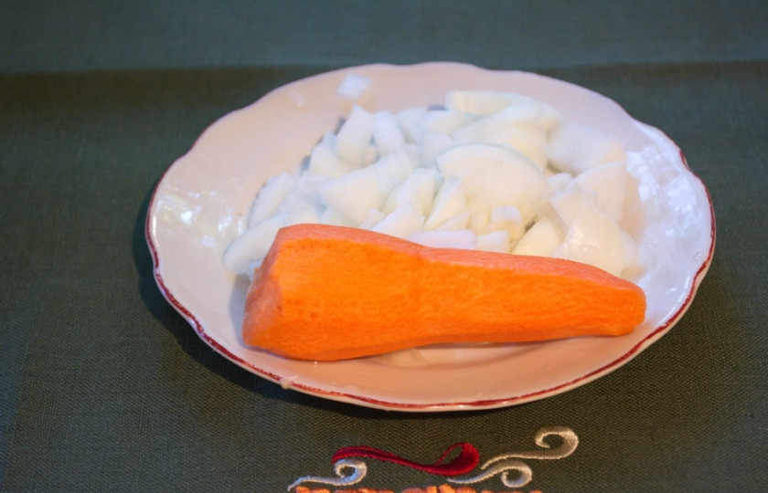 1. Этап. Рагу из баклажанов вкусное: Лук и морковь нарезать. Лук я нарезала кубиком, а морковь натерла на терке.