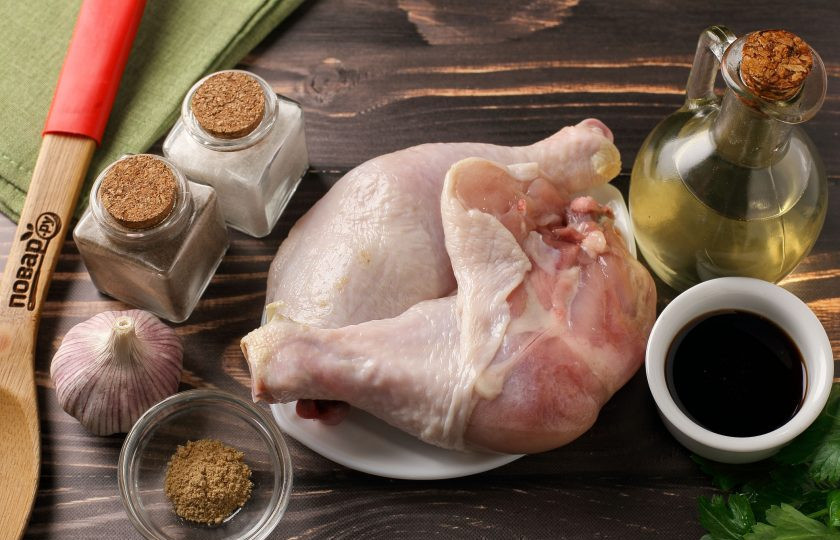 1. Этап. Курица, жареная в соевом соусе: Подготовьте все ингредиенты. Подойдут любые части курицы, у меня окорочка.