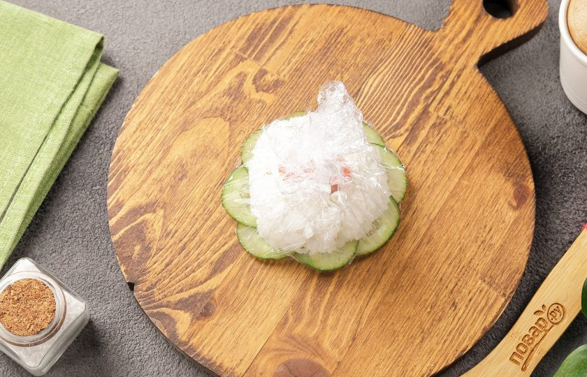 1. Этап. Суши-моти: Приподнимите края плёнки и соберите в центре.