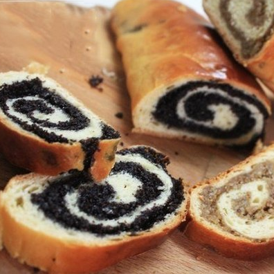 1. Stage. Curd roll with poppy seeds: Chill and chop the curd roll with poppy seeds .