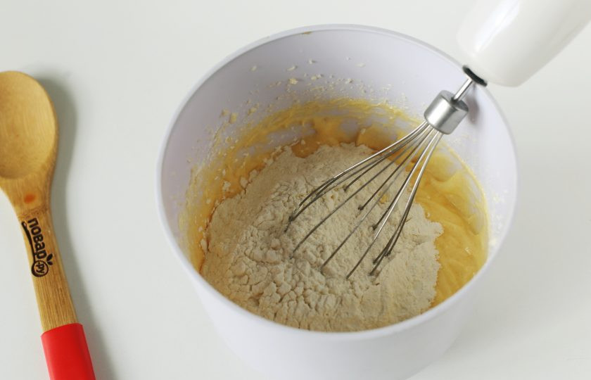 1. Этап. Бретонский пирог с клюквой и яблоками: Добавьте муку и перемешайте все до однородного состояния.