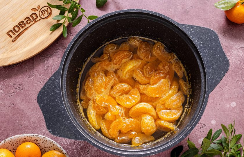 1. Этап. Варенье из мандаринов без кожуры: Снимите с плиты и оставьте варенье на 2 часа. Затем повторите такую варку еще 3 раза.