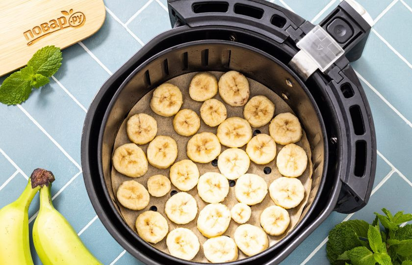 1. Этап. Банановые чипсы в аэрогриле: Аэрогриль предварительно разогревайте 3 минуты на температуре 180 градусов. Выложите в один слой кружочки бананов в корзинку или решетку аэрогриля.