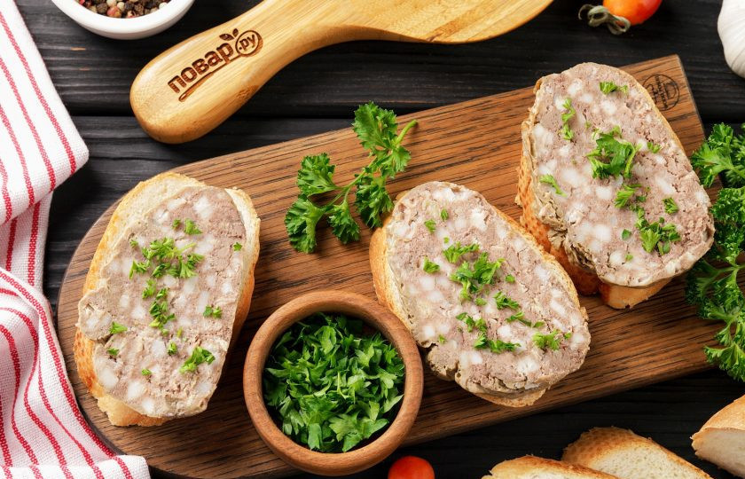 1. Этап. Сальтисон из свиной печени: Сальтисон из свиной печени готов. Нарежьте и подавайте к столу. Это очень вкусно! Приятного аппетита!