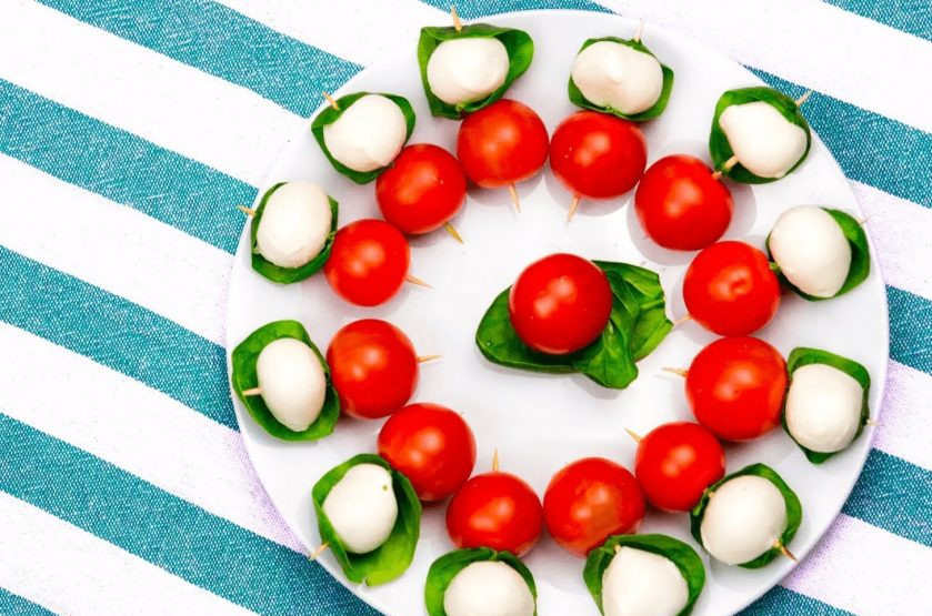 1. Этап. Канапе с черри и моцареллой: 3. Канапе готово! Вы можете поменять очередность ингредиентов, например, сначала одеть шпинат, затем моцареллу, потом помидор черри и снова шпинат, получится очень красиво! Приятного аппетита!