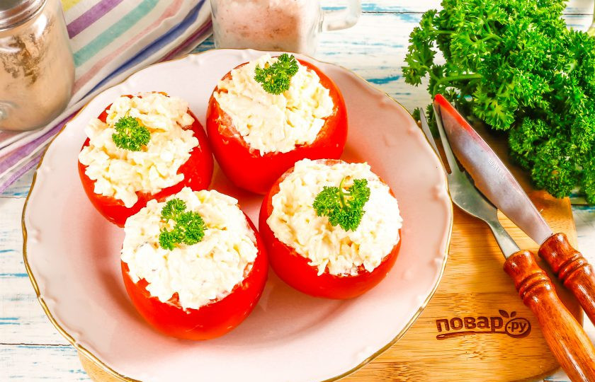 1. Этап. Помидоры с плавленным сыром и чесноком: Украсьте закуску свежей зеленью и поместите ее на 30 минут в холодильник. После чего подайте к столу.