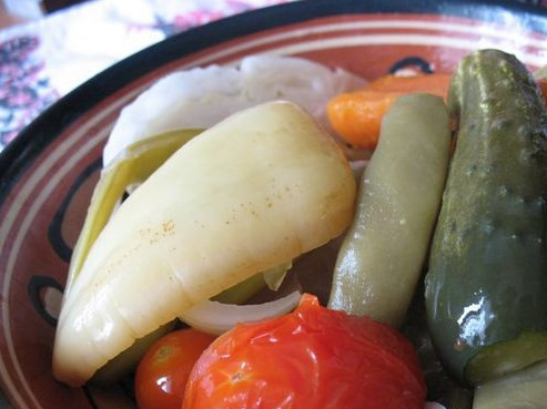 1. Этап. Ассорти из овощей: Кушать можете овощи просто квашеными, а можете подождать недельку-другую. Подавать их советую целыми, такими же, как мы и укладывали их в банки. Приятного аппетита!