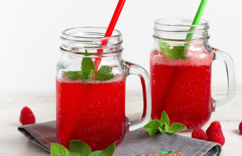 1. Этап. Коктейль с шампанским и малиной: По желанию украсьте напиток свежей мятой или дольками лимона!