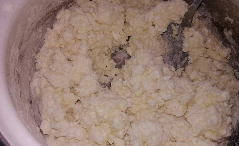 1. Этап. Сырники из домашнего творога: 3. Смешайте все ингредиенты и замесите до равномерного состояния. Муки нужно положить столько, сколько возьмет творог (если он более мокрый, то муки уйдет больше).