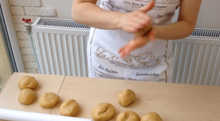 1. Этап. Торт Медовик (Рыжик): 9. Разрезаете тесто, каждую часть скручиваете в шарик.