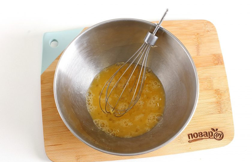 1. Этап. Лучшее тесто для заливных пирогов: Взбейте яйца с солью.