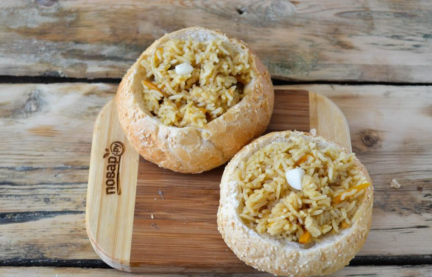 1. Этап. Булочки, фаршированные пловом: Наполните булочки пловом, украсьте зеленью и кусочком свежего чеснока. Подавайте горячим и кушайте с удовольствием!