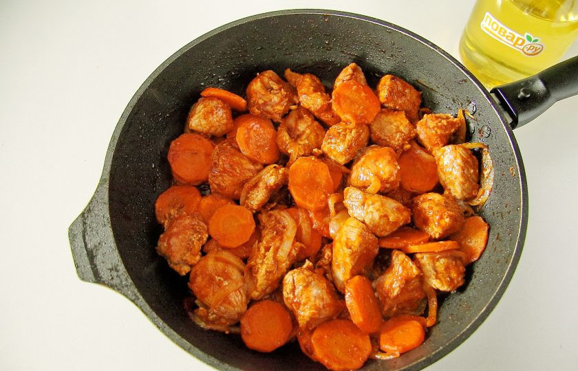 1. Этап. Свинина с морковью в духовке: Обжарьте мясо в течение 5 минут на сильном огне.