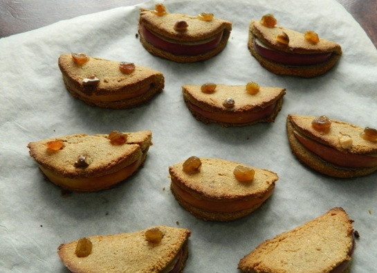 1. Этап. Печенье из гречнево-овсяной муки с яблоком: 7. Отправляем противень в разогретую до 180 градусов духовку на 15-20 минут. Печенье готово!