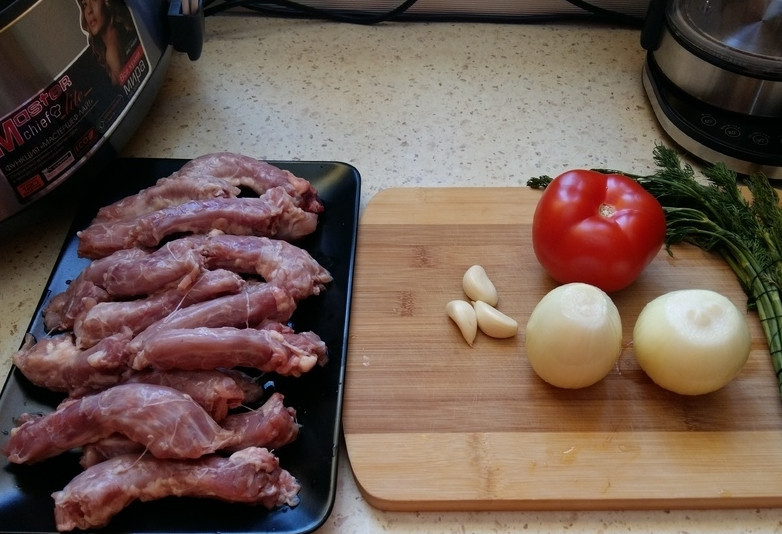 1. Этап. Куриные шейки в мультиварке: Промойте хорошенько шейки, лук и чеснок почистите, помидор и укроп промойте, пучок обсушите.