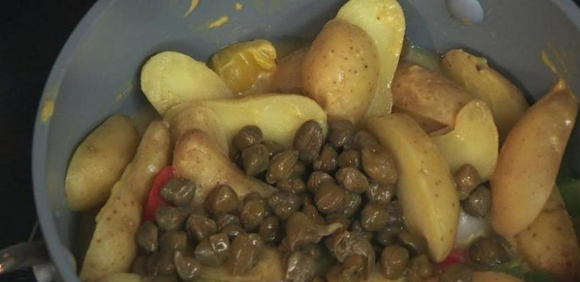 1. Этап. Копчение рыбы в духовке: 8. Очищаем перец, отправляем его к картофелю, туда же добавляем лук, каперсы горчицу и соль.