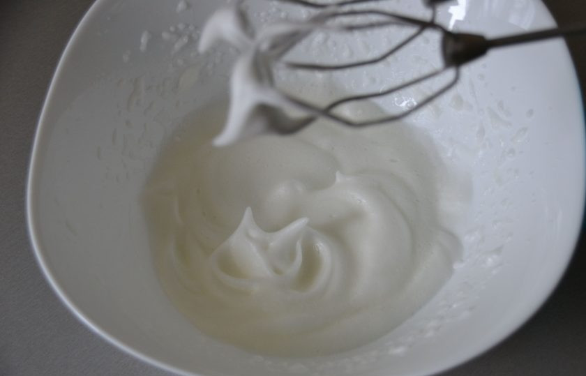 1. Этап. Кош теле татарча: Отделите белки и желтки, белки взбейте с солью до пышности.