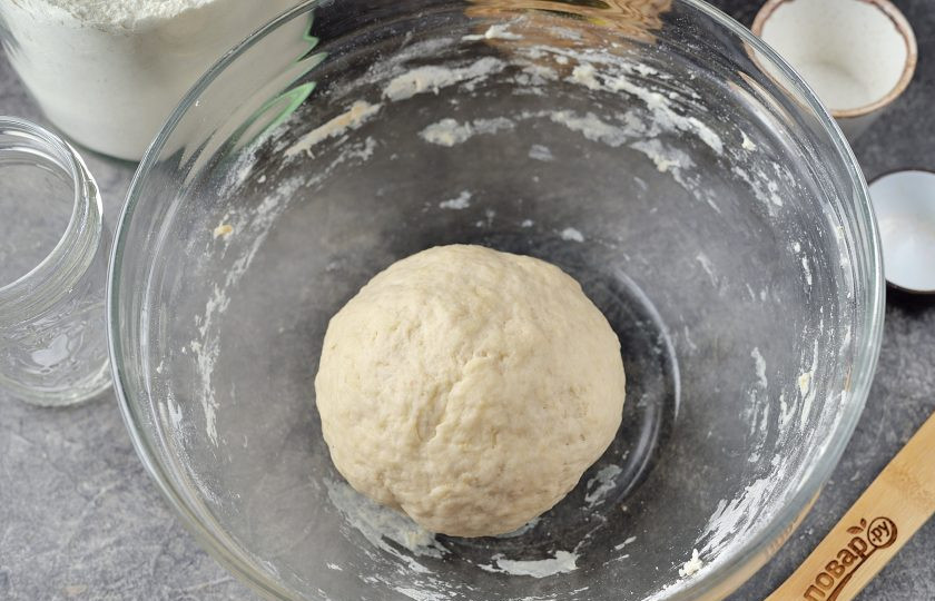 1. Этап. Пицца Дьявола: Замесите мягкое и эластичное тесто, накройте миску пищевой пленкой и отправьте в теплое место минут на 30-40 подходить.