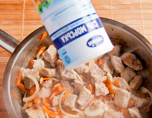 1. Этап. Тыква, фаршированная мясом: Добавьте лук, соль и специи. Перемешайте.