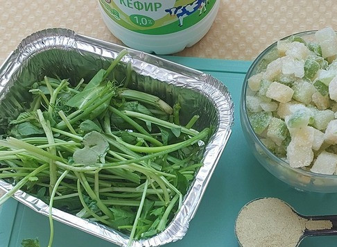 1. Этап. Смузи из стеблей листовой зелени: Этот смузи - питьевой аналог травяного салата. Использовала стебли, оставшиеся от его приготовления: щавель, рукола, горчица, укроп, кинза https://www.povareno k.ru/recipes/show/18 2752/