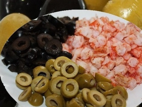 1. Этап. Солянка с креветками: 5. Измельчите маслины и оливки без косточек.