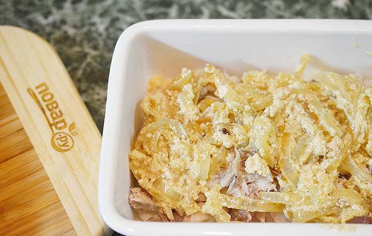 1. Этап. Пирог с рыбой и луком в горчичном соусе: И половину лукового соуса.