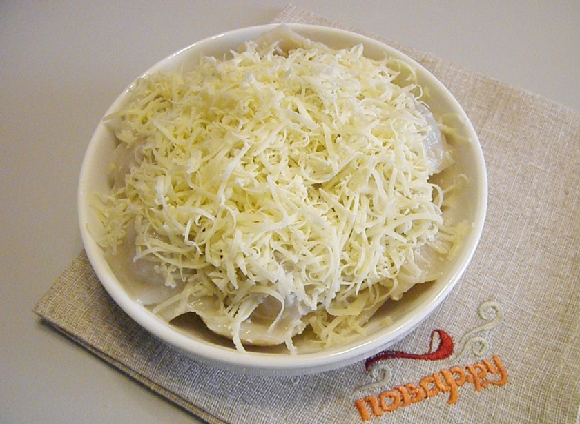 1. Этап. Пельмени с сыром в духовке: Щедро посыпьте тертым сыром и отправьте в горячую духовку (180-200 градусов) на несколько минут для расплавления сыра.