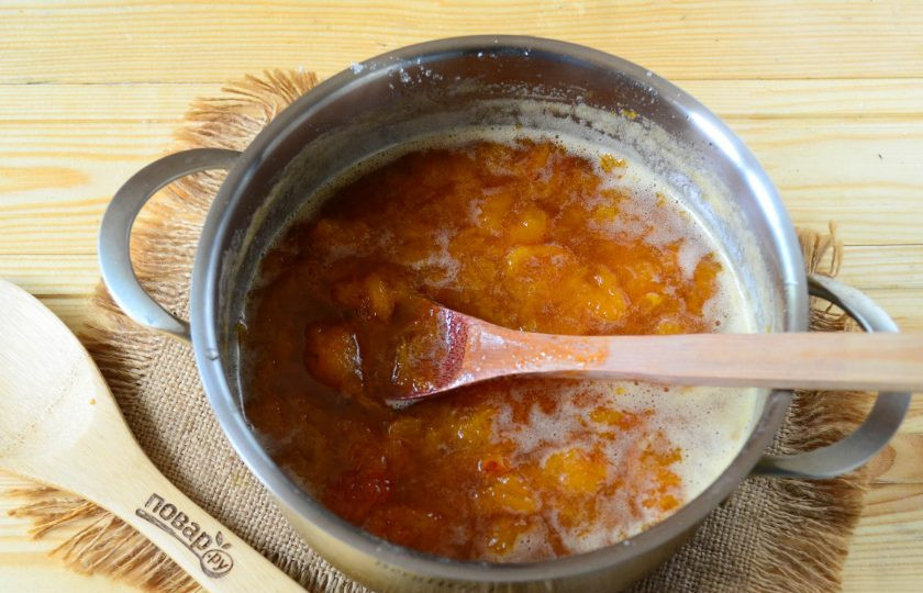 1. Этап. Варенье из абрикосов без косточек: Консистенцию варенья регулируйте по своему вкусу. Мне нравится густое пюреобразное варенье, поэтому такое количество варенья я варю не меньше 40 минут.