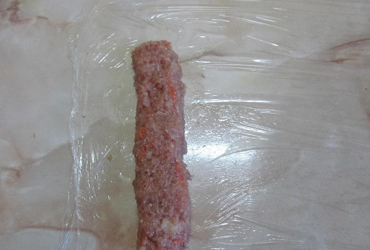 1. Этап. Колбаски из куриного фарша: 4. Есть как минимум два варианта, как приготовить колбаски из куриного фарша. Первый - это завернуть в фольгу и запечь в духовку. Во втором варианте, как в данном случае, заворачивать надо в пищевую пленку.
