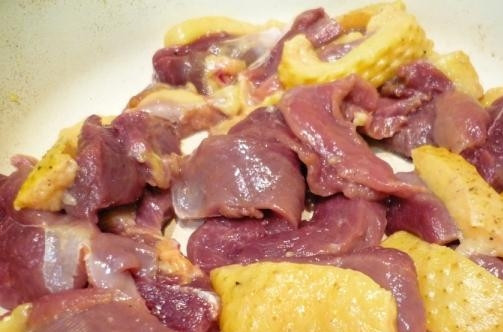 1. Этап. Утка, тушенная с черносливом и яблоком: Утиную грудку вымойте, обсушите бумажными полотенцами. Нарежьте ее на кусочки средней величины одинакового размера. Разогрейте в сковороде растительное масло без запаха и выложите в нее утиную грудку. Обжаривайте птицу до появления румяной корочки.