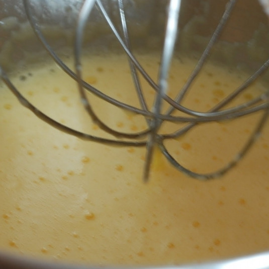 1. Этап. Торт Три молока: Добавляем желтки, слегка взбиваем до пенистой массы.