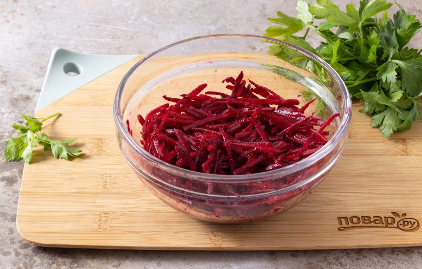 1. Этап. Салат из сырой свеклы: Полейте свеклу заправкой, все перемешайте и уберите в холодильник минимум на полчаса, а лучше на пару часов.