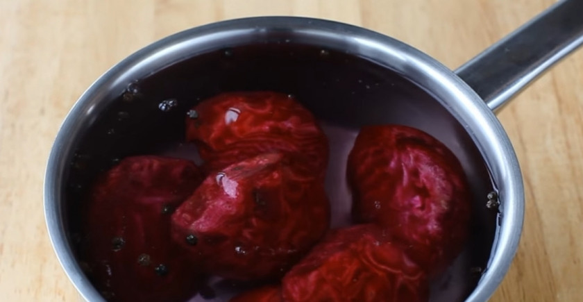 1. Этап. Суши по-русски из красной рыбы: 2. Добавьте на 1 литр воды 1 столовую ложку сахара и 1 столовую ложку соли, черный перец горошком. Добавьте свеклу, доведите все до кипения. Выключите огонь и оставьте свеклу остывать. Поместите рассол в холодильник, нужно, чтобы он стал очень холодным.