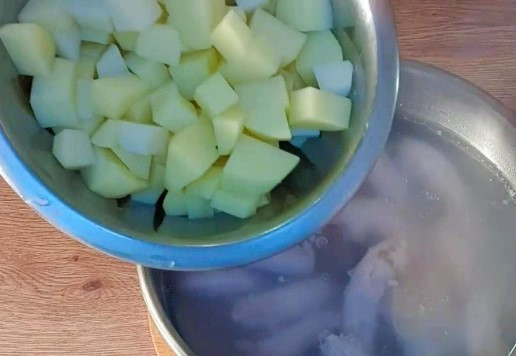 1. Этап. Cуп из куриных шеек с рисом: 4. Через 30 минут, добавить в кастрюлю картофель, варить с момента закипания 5 минут.