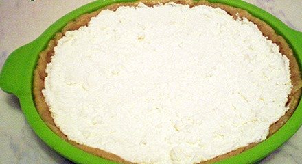 1. Этап. Песочный пирог с творожной начинкой: Выкладываем на тесто начинку, тщательно и аккуратно разравнивая ее.