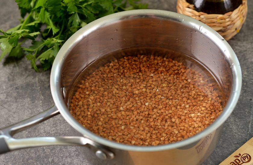 1. Этап. Красная гречка: Гречневую крупу промойте несколько раз, залейте чистой холодной водой в пропорции 1 к 2. Отварите на тихом огне минут 20, вода должна полностью выкипеть.