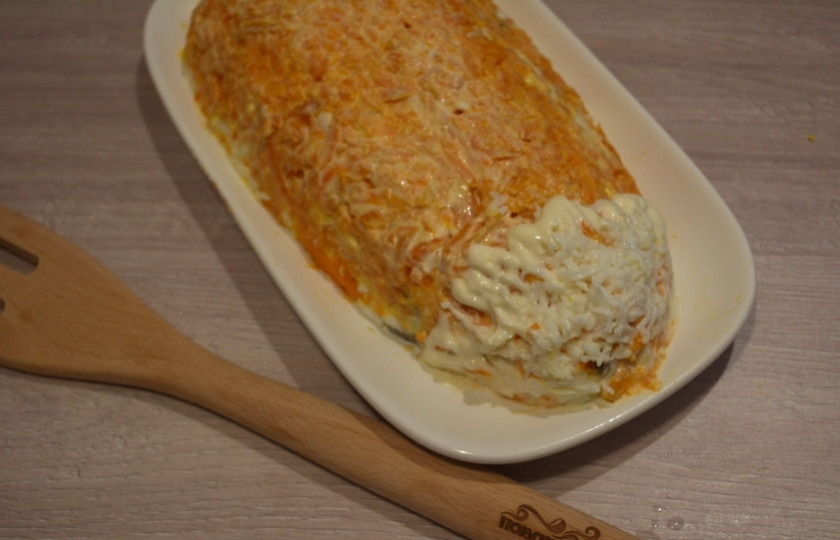 1. Этап. Салат Лисий хвост: Край салата декорируйте майонезом или отварным белком. Обычно край хвостика лисички белый или светлее, чем основной цвет хвоста.