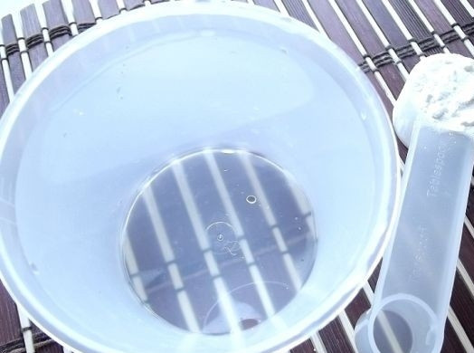 1. Этап. Французский хлеб в хлебопечке: 1. Рецепт приготовления французского хлеба в хлебопечке отличается продолжительным временным периодом приготовления, но все усилия будут не напрасны, когда вы попробуйте первый кусочек. Отмерять необходимое количество воды и сухого молока. Отправить в чашу хлебопечки.