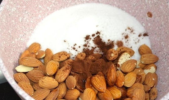 1. Этап. Жареный миндаль: В глубокую сковороду выложите все ингредиенты.