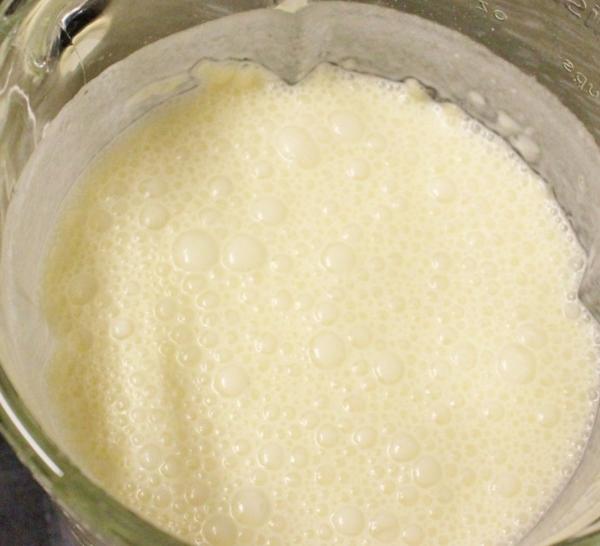 1. Этап. Налистники с творогом: Объедините все ингредиенты для теста и взбейте венчиком или блендером.