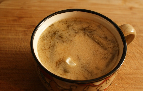 1. Этап. Суп со стручковой фасолью: В почти готовый суп добавьте сметанную заправку. Перемешайте и варите пару минут. Достаньте из супа чеснок и лавровый лист. Приятного аппетита!