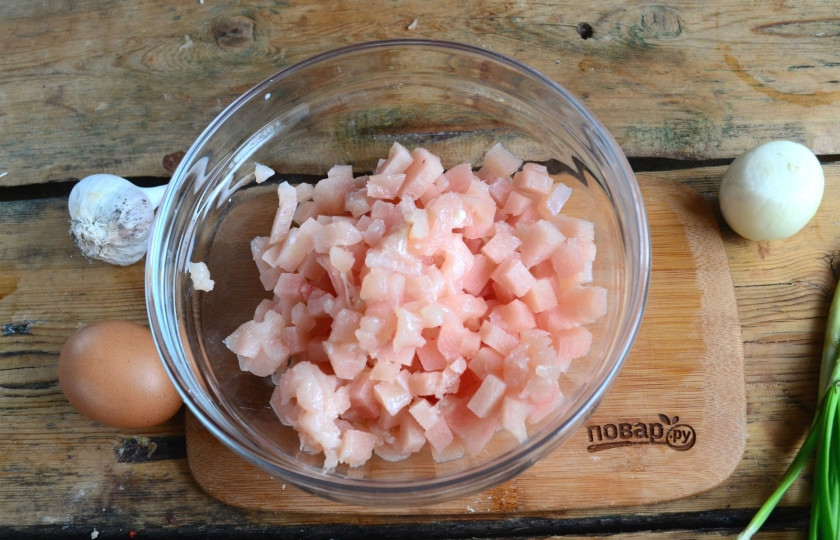 1. Этап. Нежные куриные шарики в сливочном соусе: Куриное филе порежьте мелким кубиком, можно также измельчить с помощью кухонного комбайна.