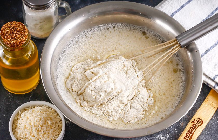 1. Этап. Кокосовый блинный торт: Влейте воду, взбейте и всыпьте пшеничную муку. Аккуратно вмешайте ее в жидкость, затем влейте растительное масло и оставьте тесто на 20 минут.