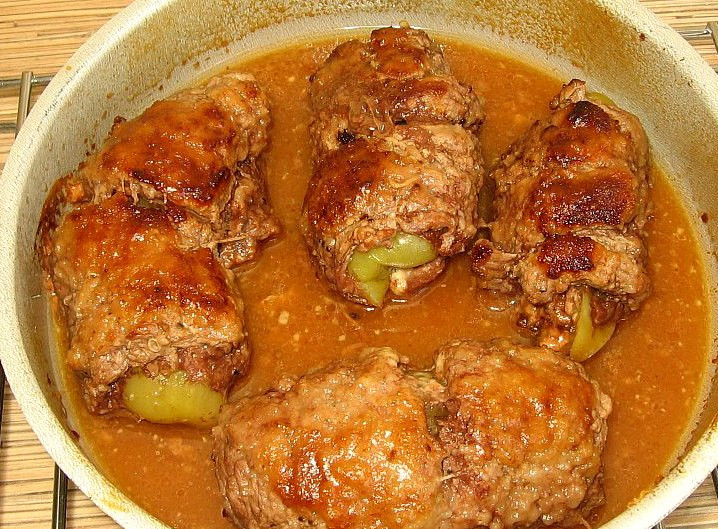 1. Этап. Рулеты из говядины в духовке: За это время говядина размягчится и хорошенько пропитается овощным соком, так что вынимаем рулеты из духовки, украшаем их оливками и свежей зеленью и подаем к столу. Приятного аппетита!