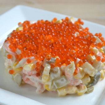 Салат с креветками и икрой