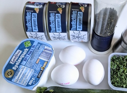 1. Этап. Котлеты из тунца и цукини: Приготовить ингредиенты, помыть цукини под проточной водой. Можно взять и кабачок.