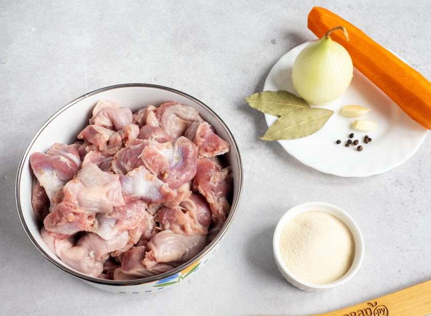 1. Этап. Заливное из куриных желудков: Приготовьте все необходимые ингредиенты. Желудки тщательно помойте. Овощи почистите и помойте.