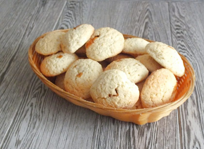 1. Этап. Печенье с ирисками: По истечении времени достаньте печенье из духовки. Переложите в вазочку и хорошо охладите. Очень важно хорошо охладить печенье, так как горячим ирисом можно серьёзно обжечься!