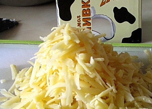 1. Этап. Курица по-королевски: Сыр необходимо натереть на крупной терке.